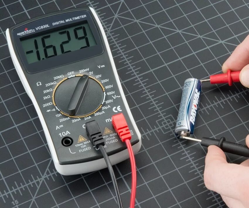 Измерение сопротивления короткого замыкания. Мультиметр electrical Tester. Прозвонка мультиметром батарейку. Прозвонить мультиметром батарейки cr2032. Мультиметр измерение напряжения 12 вольт.