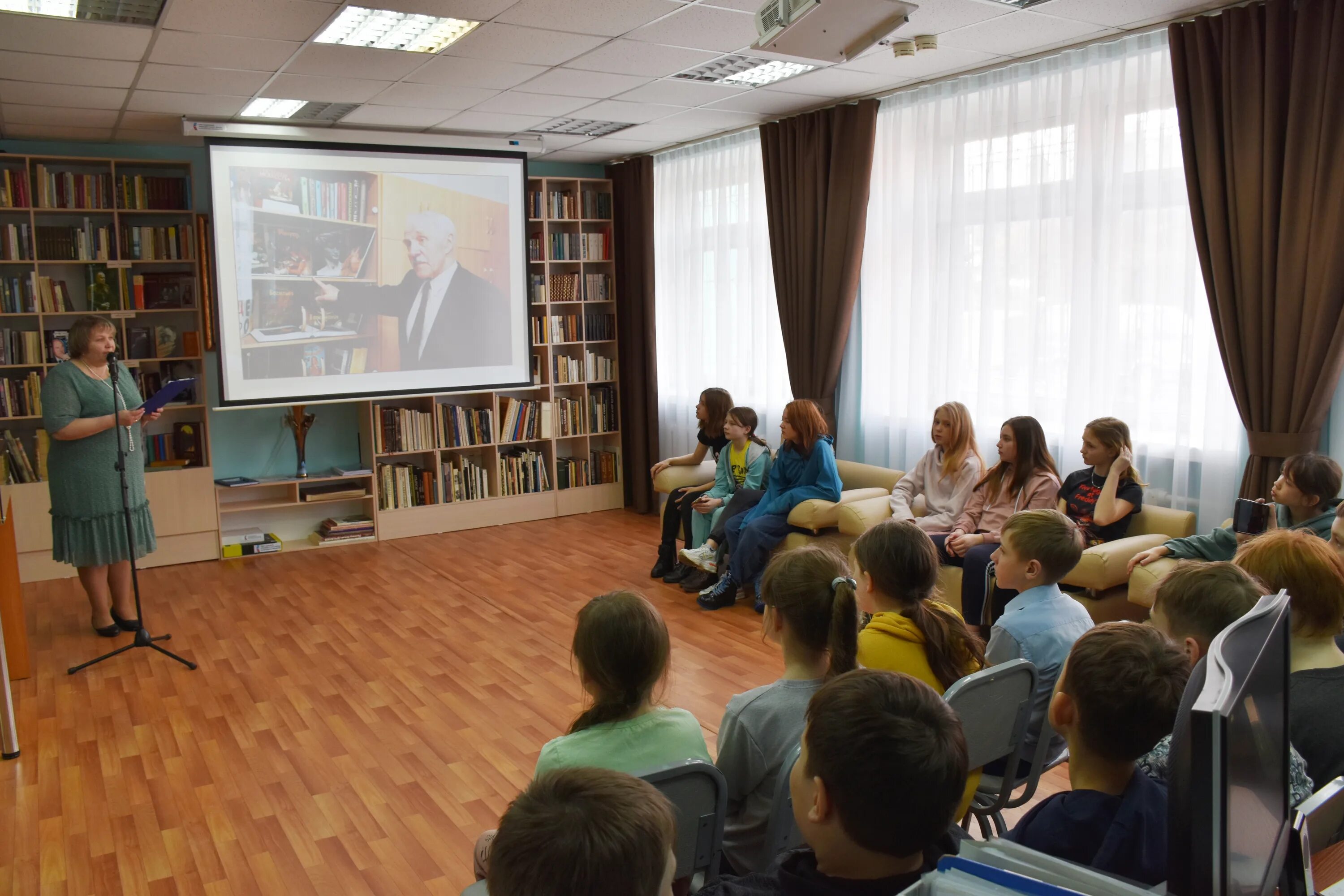 Библиотеки омска сайт. Библиотека. Омская библиотека. Современное пространство в библиотеке. Новая библиотека.