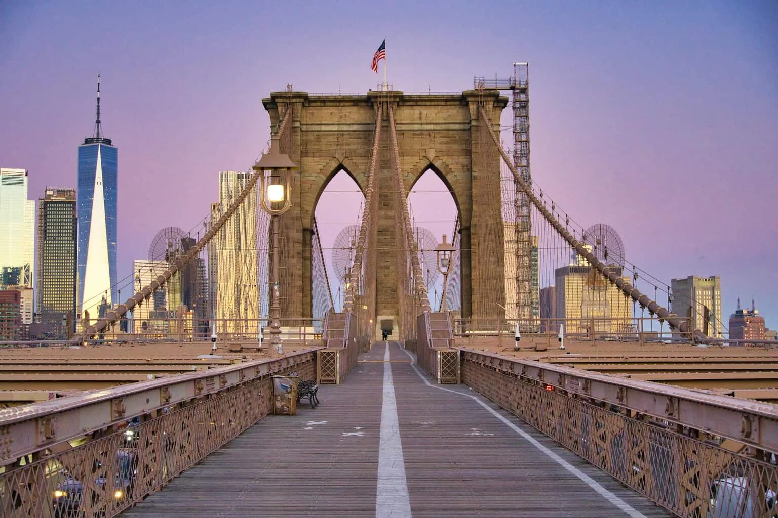 Бруклин мост. Бруклинский мост Нью-Йорк. Достопримечательности Нью Йорка Бруклинский мост. Мост в Америке Бруклинский. Вид на Бруклинский мост с улицы.