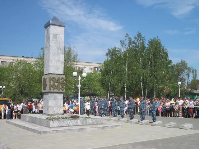 Волгоградская обл г суровикино. Аллея героев в Суровикино. Памятник в центре Суровикино. Суровикино памятник около церкви. Аллея героев Суровикино фото