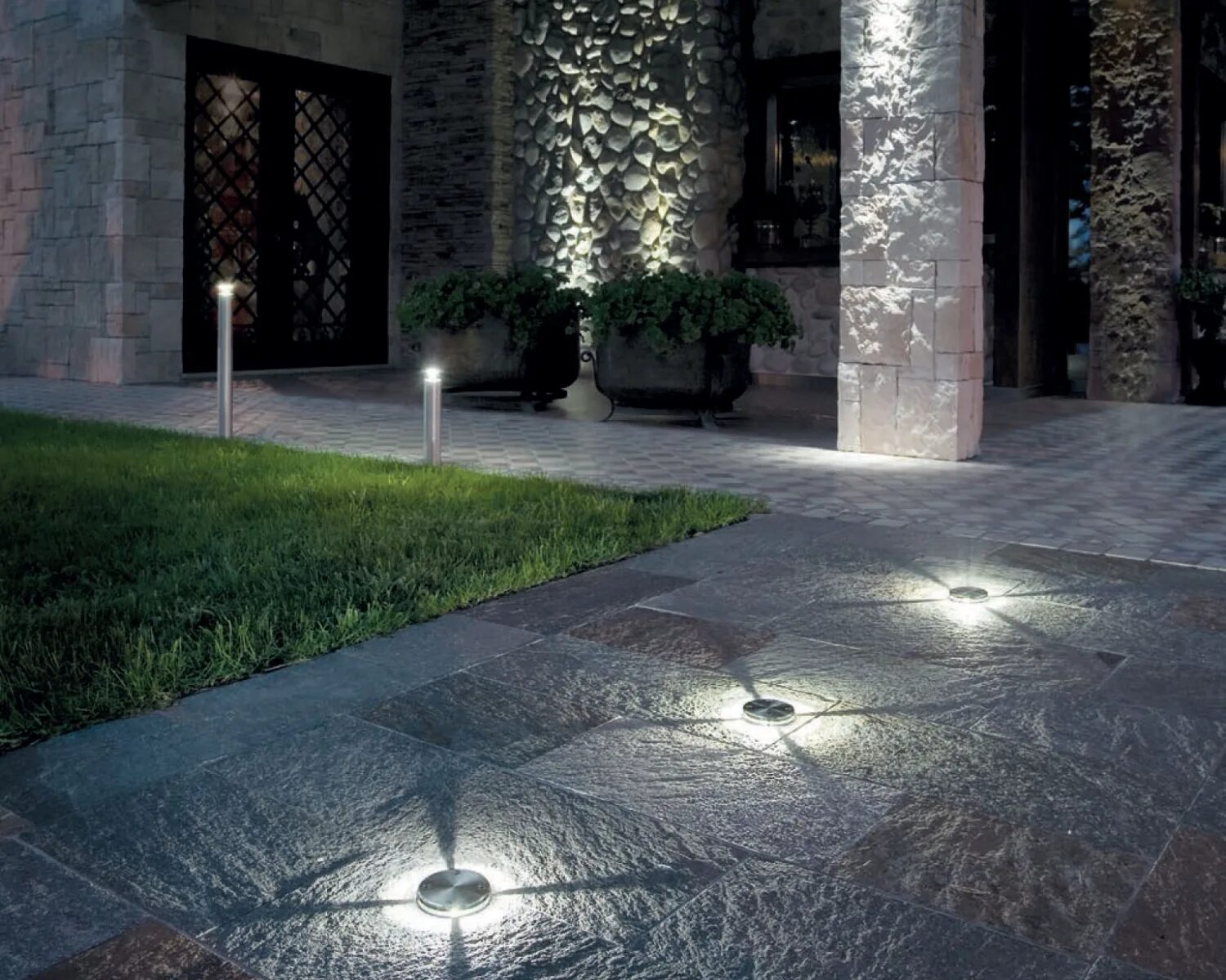 Линейные светильники встроенные в брусчатку. Подсветка для выезда со двора. Солар гарден лигхт. Освещение дорожек. Green outdoor led light.