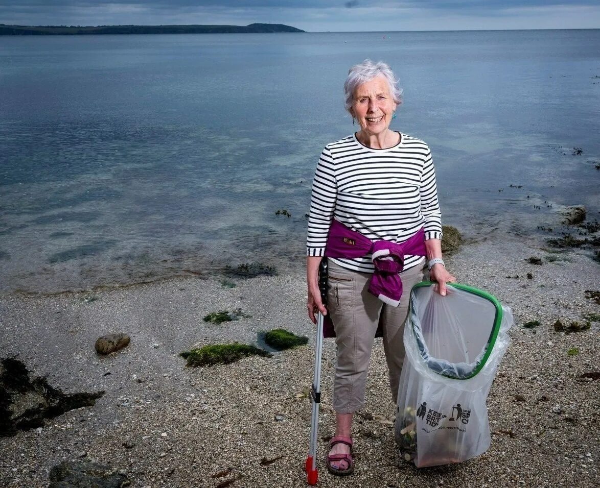 дети и природа. летняя женщина с 4 летним. красивая девушка лето. девушка в сарафане. счастливая женщина с цветами.