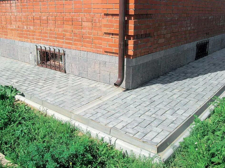 Как сделать отмостку вокруг дома плиткой тротуарной
