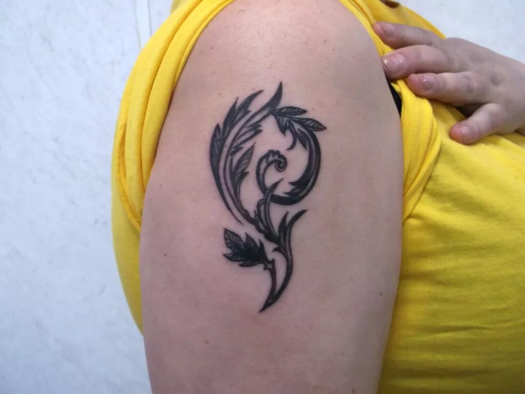 тату салон чита ленина 27. тату салон кант киргизия. розы на бедре. тату чита. татуировки в чите.