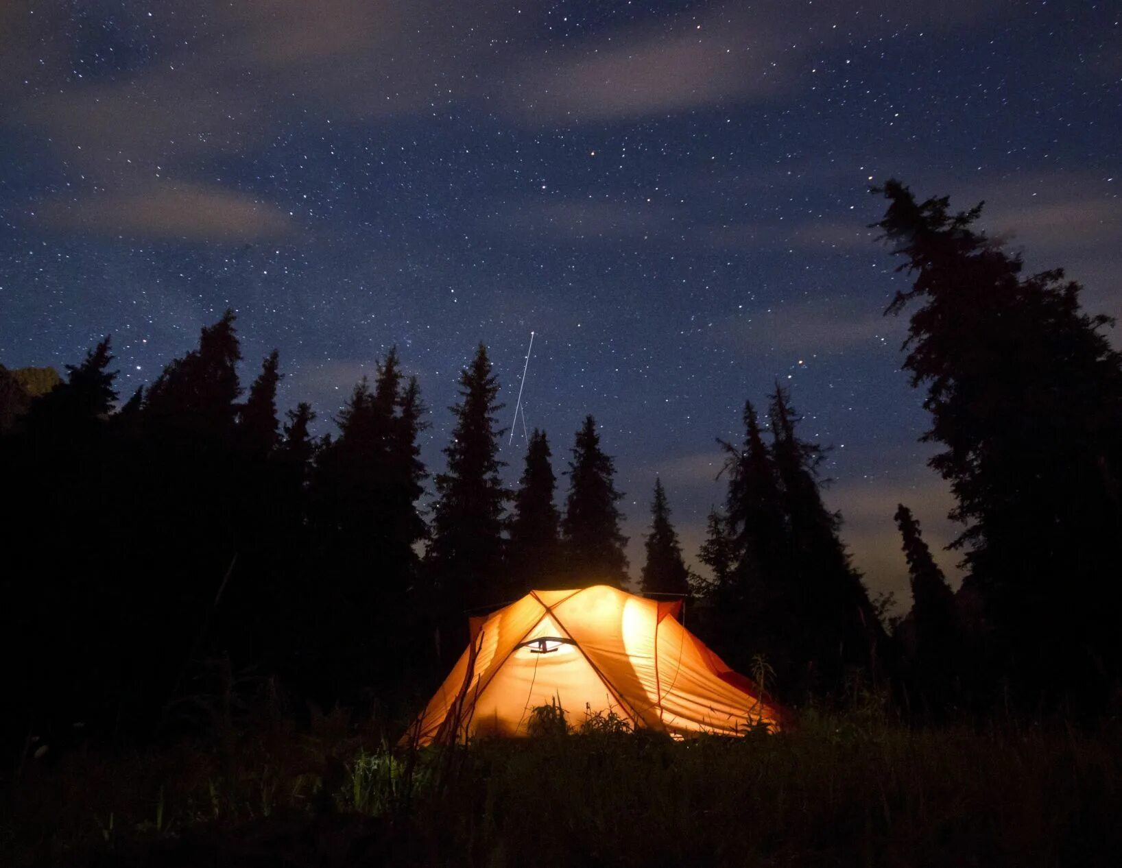 Come on camp. Палатка в лесу. Палатка ночью. Палатка костер. Ночь палатка костер.