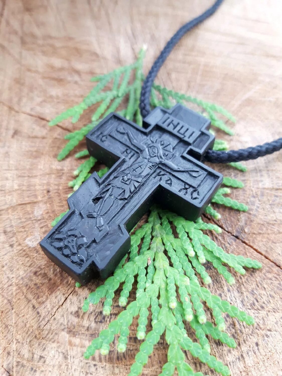 Деревянный крестик. Деревянный крестик нательный. Нательный крестик из дерева. Крест нательный резной.
