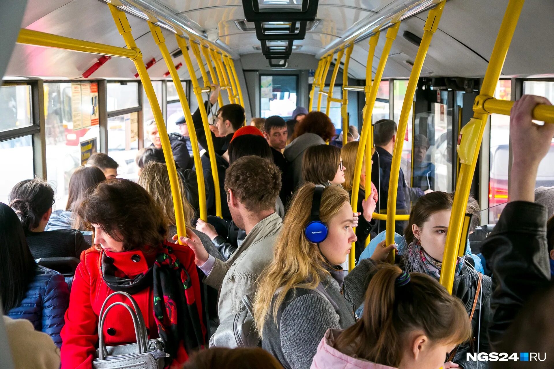 В минуты когда троллейбус с пассажирами. Пассажиры в автобусе. Салон автобуса с пассажирами. Пассажиры в маршрутке. Автобус внутри с пассажирами.