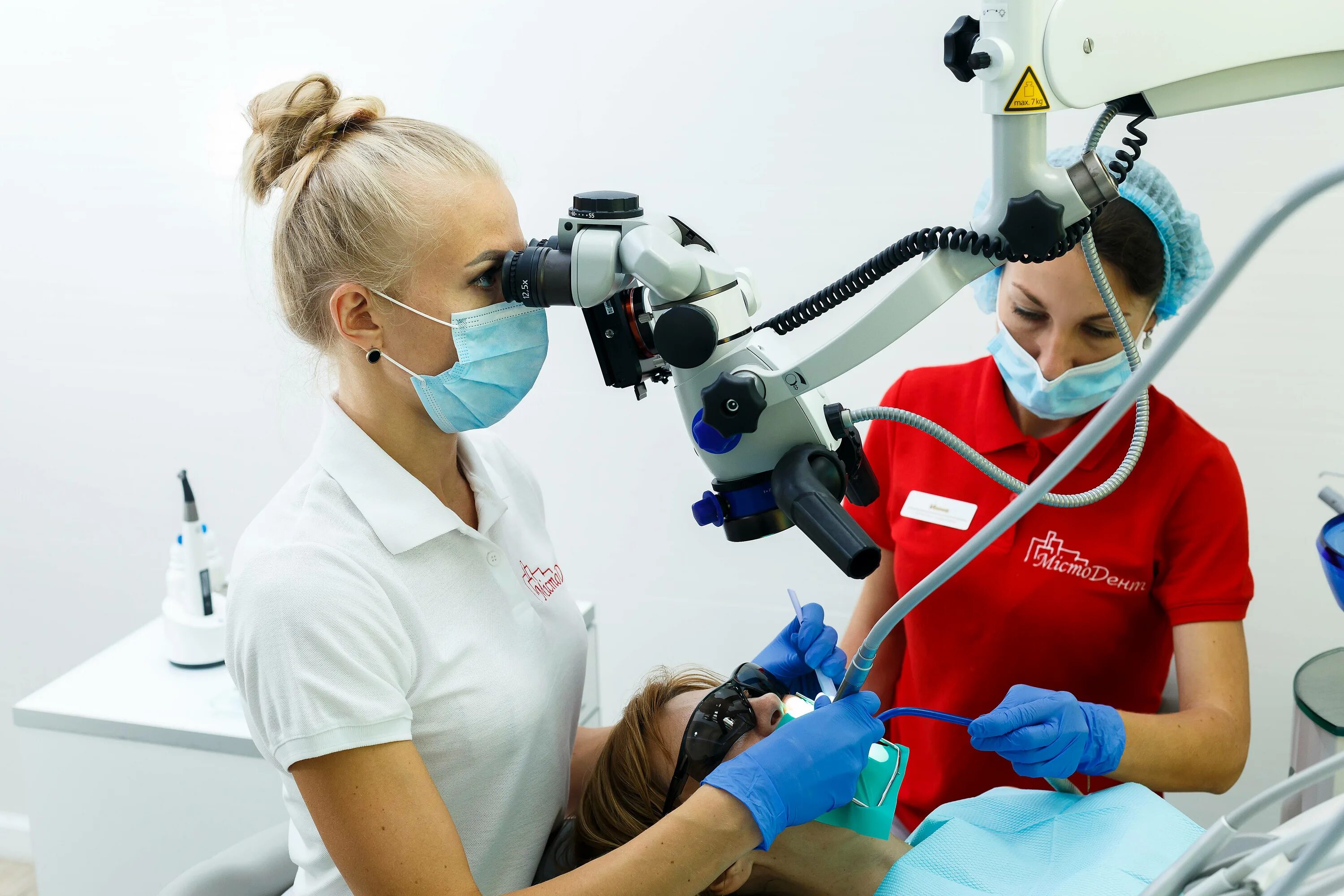 Врач стоматолог с микроскопом. Лечим под микроскопом. Стоматолог с микроскопом. Микроскоп в стоматологии. Стоматолог с микроскопом.
