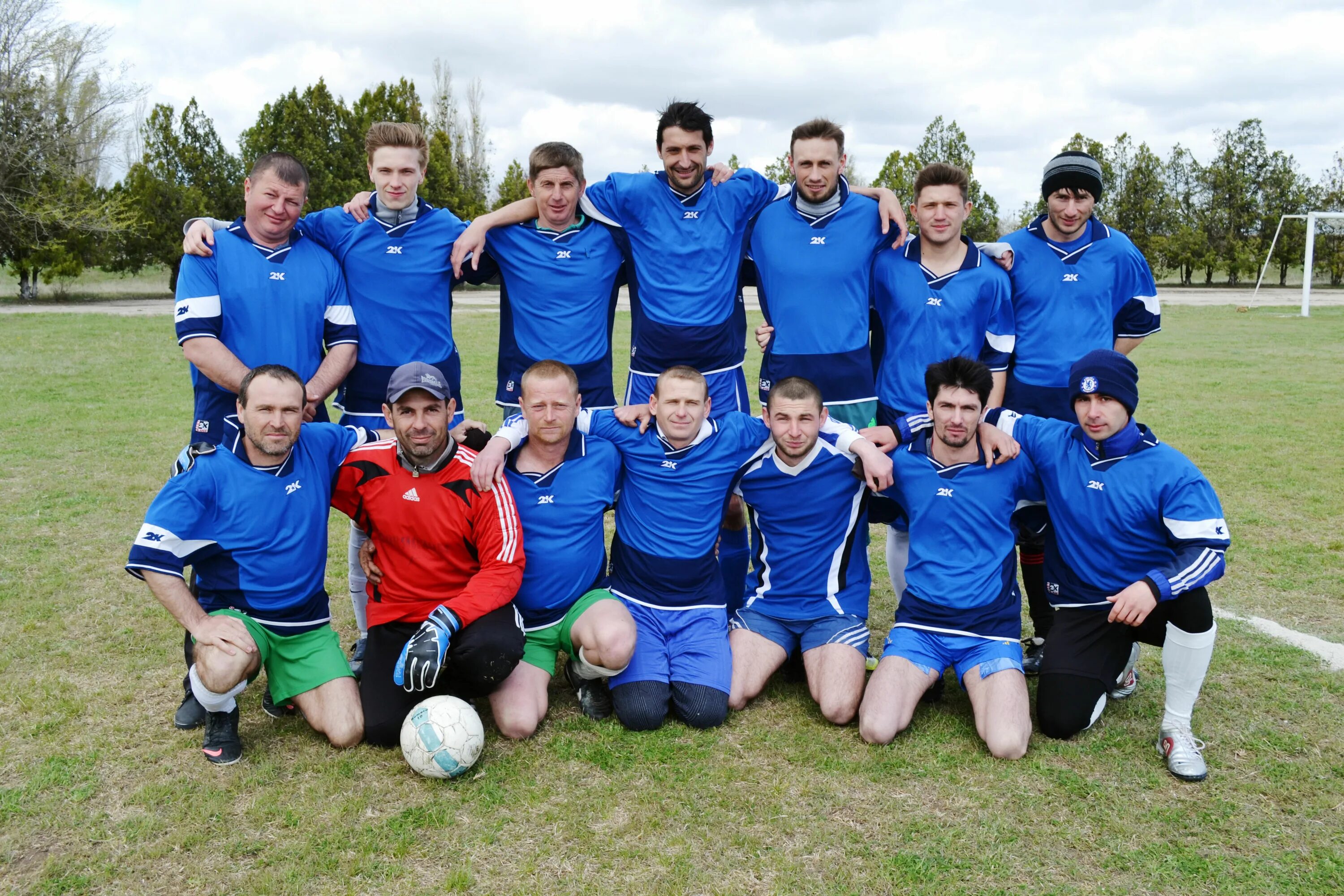 Любительская футбольная команда. Футбольная команда физик по очереди. Команда фк кампус. Перед футбольного началом футбольного матча судья бросает монетку. Футбольная команда сириус владимир.