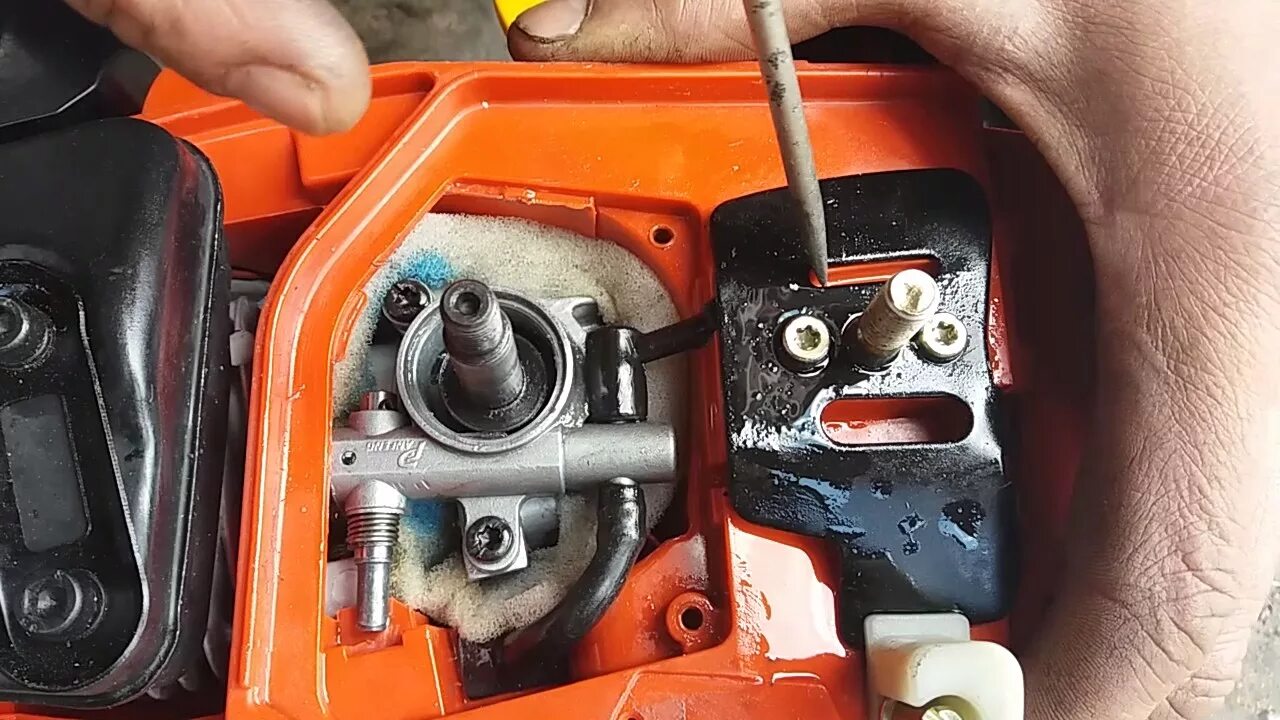 штиль 180 система смазки. смазка цепи бензопилы. масляные каналы штиль 180. не поступает масло на цепь бензопилы. система смазки цепи бензопилы хускварна 137.