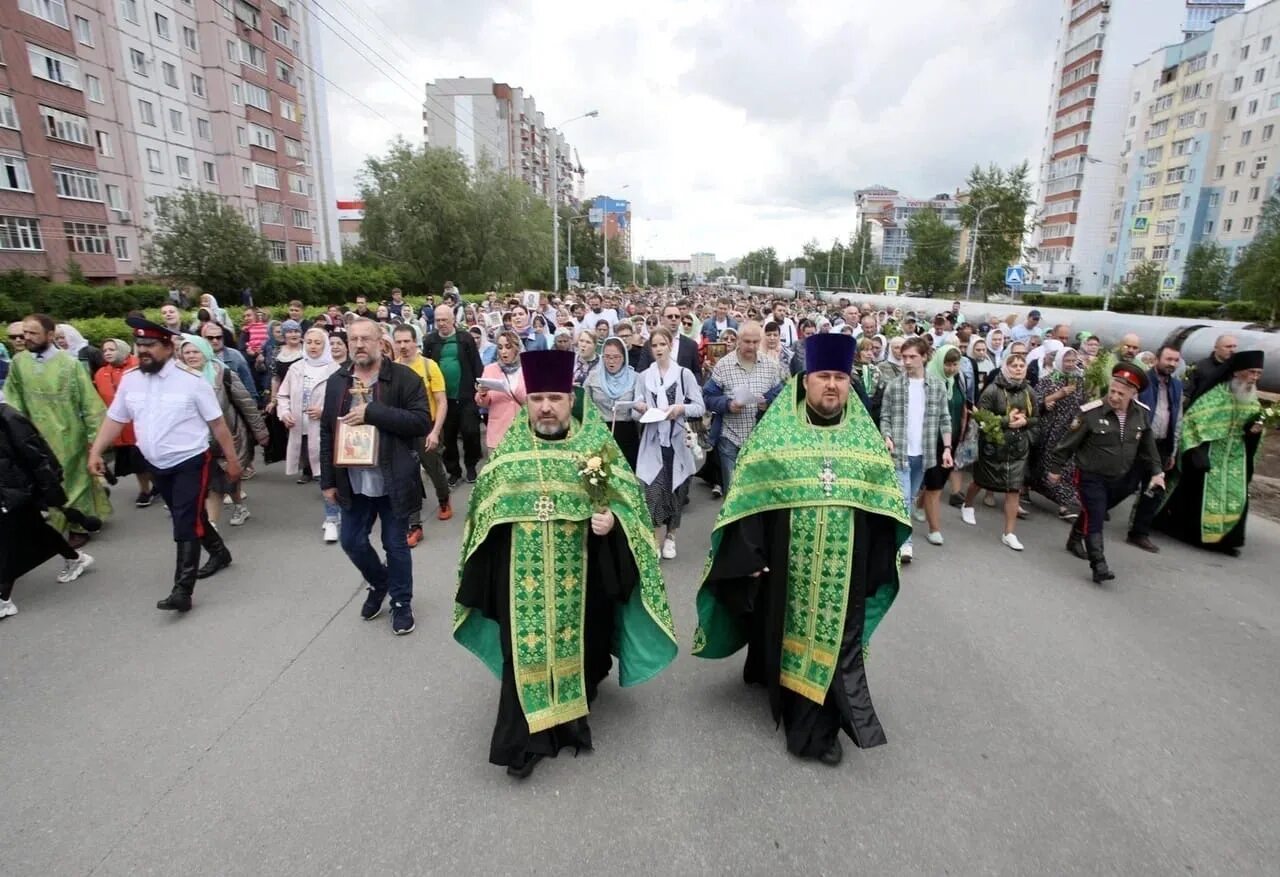 Крестный ход в белгороде апрель 2024. Крестный ход в Сургуте на Троицу. Крестный ход Ханты Мансийск. Крестный ход Сургут 2022. Лениногорск храм Святой Троицы крестный ход.