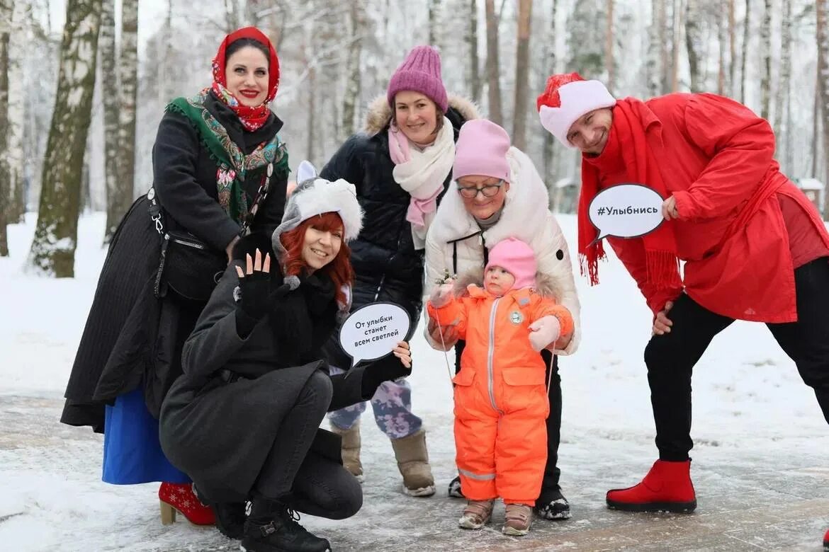 Неделя добра в подмосковье. Добрые поступки. Люди в парке. Праздничные мероприятия. Люди веселятся.