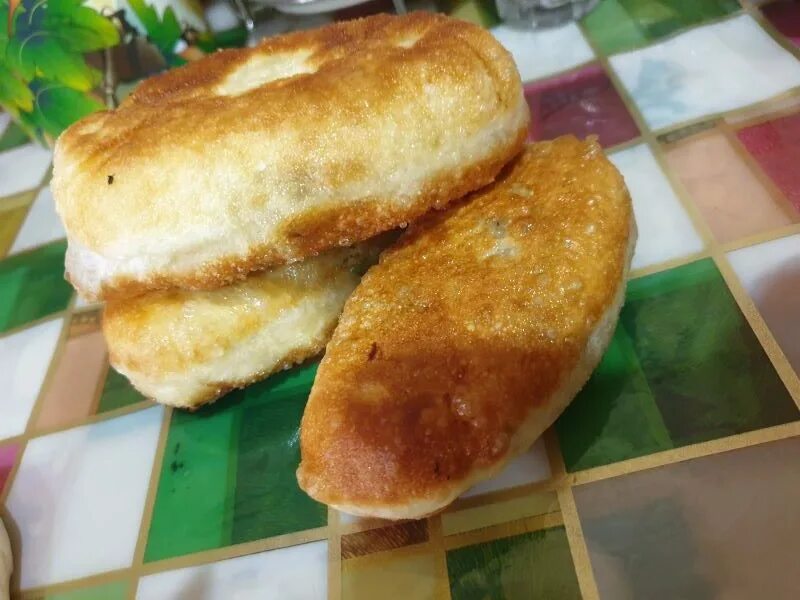 Сколько калорий в жареном пирожке. Пирожок с капустой калорийность. пирожок с картошкой калорийность. ккал жареный пирожок. калорийность пирожков с капустой.