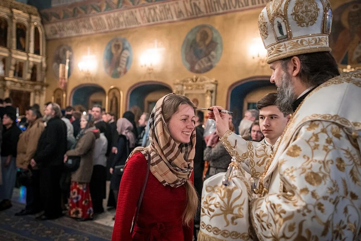 Елеопомазание в церкви. Миропомазание, Елеосвящение, елеопомазание.. Елеопомазание на всенощном бдении. Пасхальная служба.