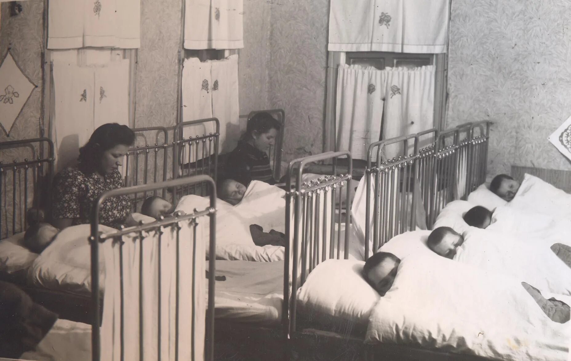 Новый год в блокадном ленинграде 1942. Детдом в блокаду ленинграда. Детские дома блокадного ленинграда. Дети блокадного ленинграда. Блокадные дети в детском доме в ульяновске.