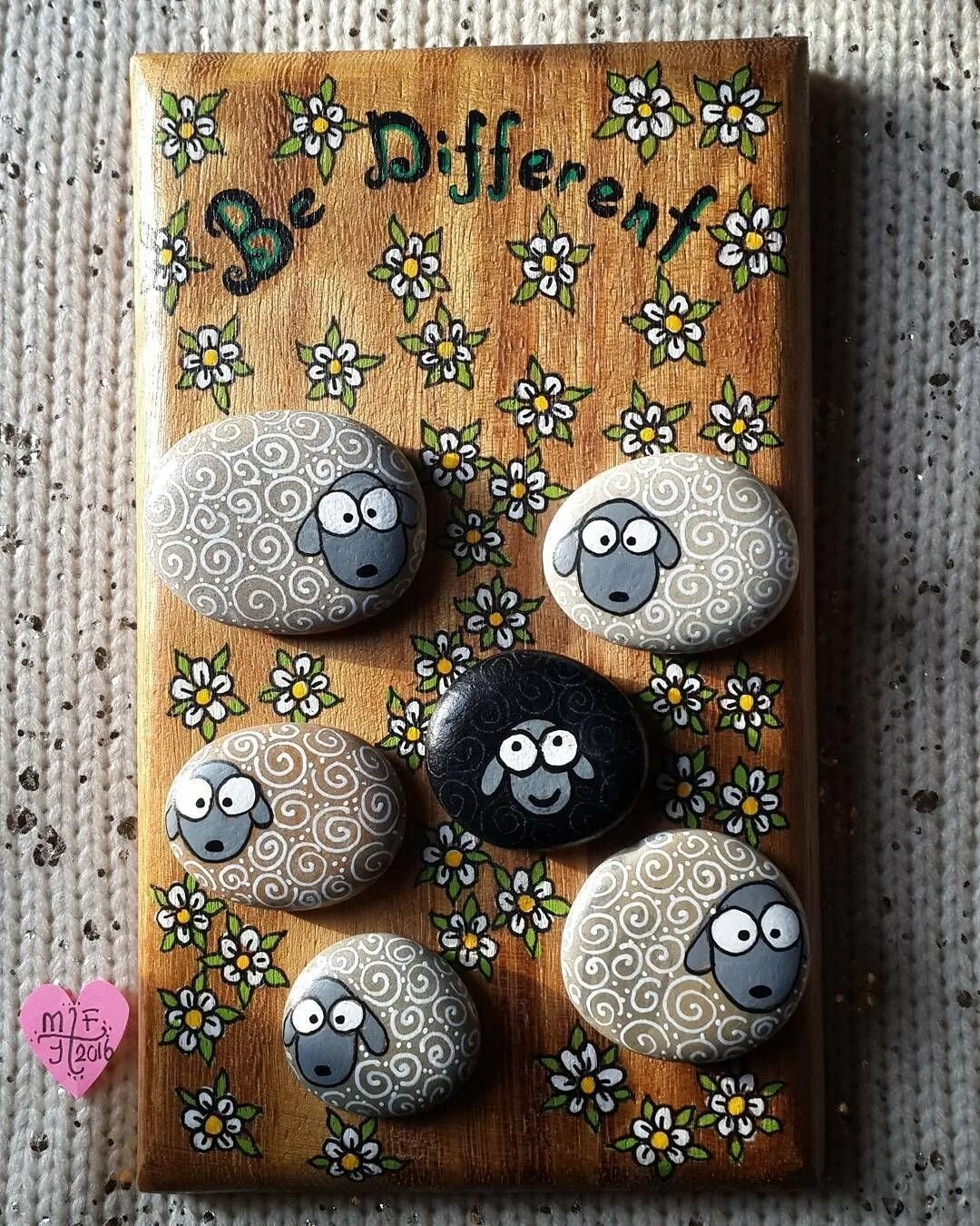 Поделки из морских камней. Поделки из гальки. сувениры из гальки. декор из морских камней. из морских камушков.