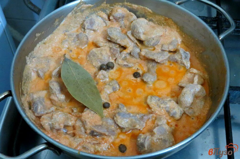 Куриные желудки в сметанном соусе. Куриные желудки в соусе. желудки в сметане на сковороде с рисом.