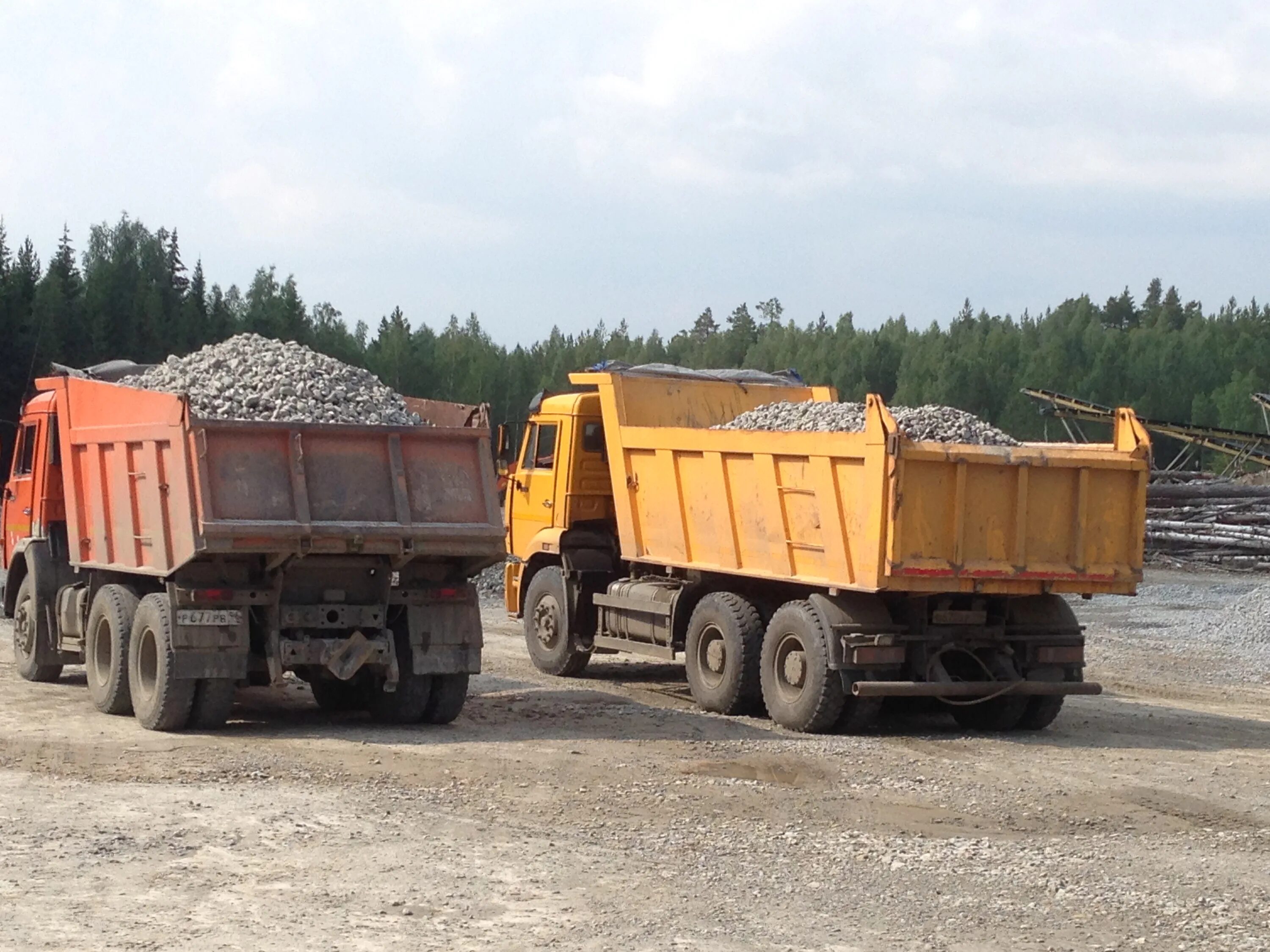 Камаз гравия 20 40. Камаз щебня. Сыпучие материалы камаз 20 тонн. Камаз 65115 щебень. Камаз 65115 с песком груженый.