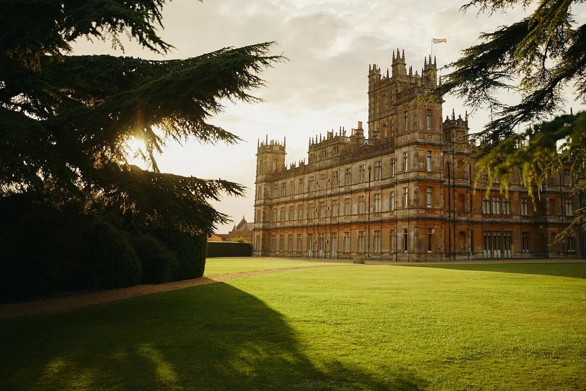 Аббатство даунтон замок хайклер. Замок даунтон. Highclere castle аббатство даунтон. Highclere castle аббатство даунтон. Замок хайклер англия.