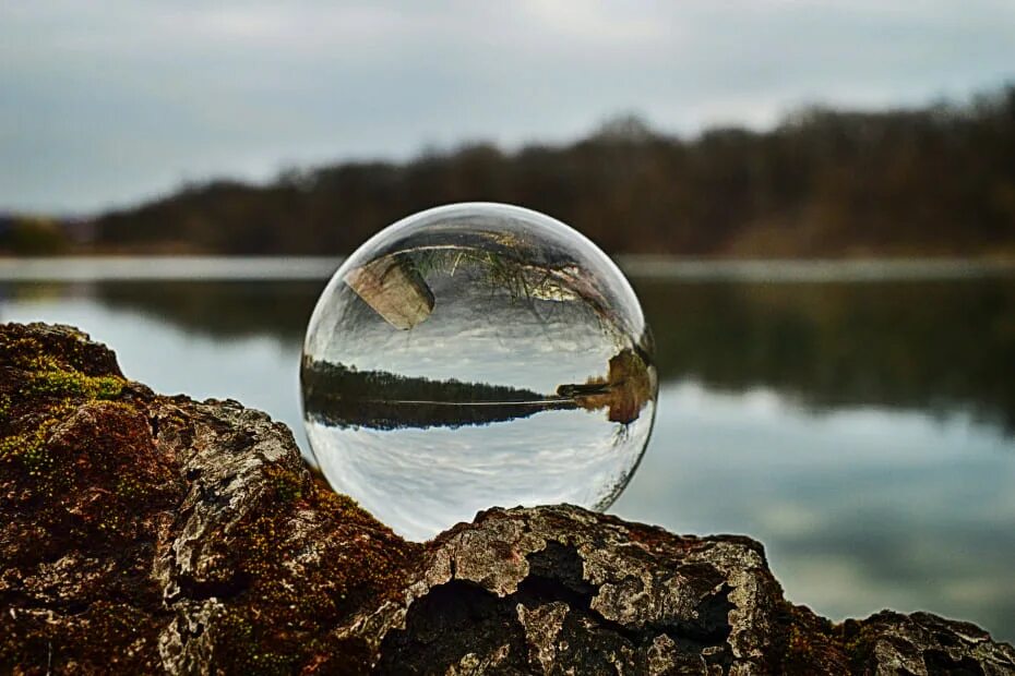 Отражение вода песни. Стеклянный шар отражение. Природа в стеклянном шаре. Стеклянный шар на природе. Отражение в шаре.