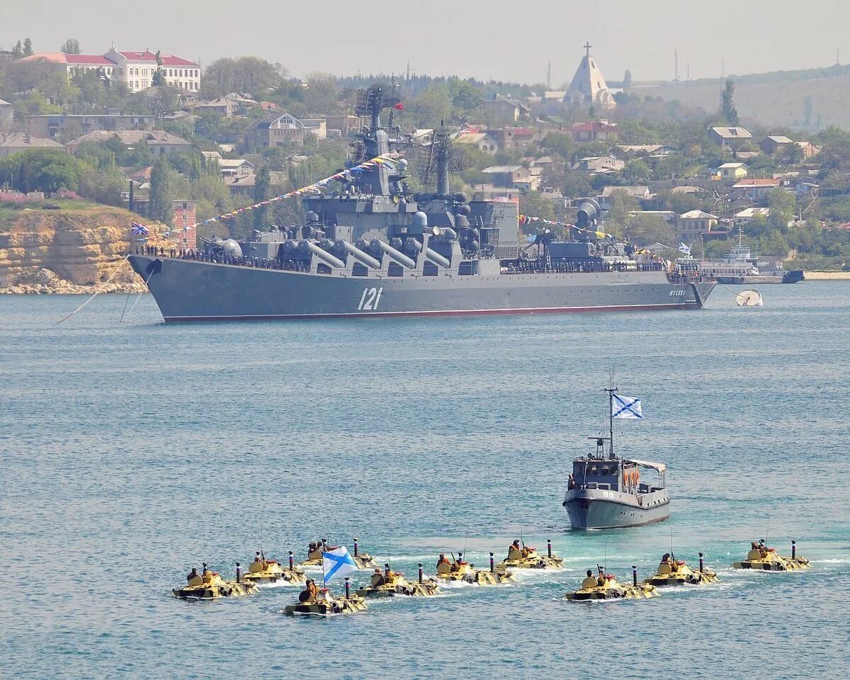 Российский флот в крыму. Черноморский флот Севастополь. Черноморский флот ВМФ Севастополь. Черноморский военно морской флот в Севастополе. База Черноморского флота в Крыму.