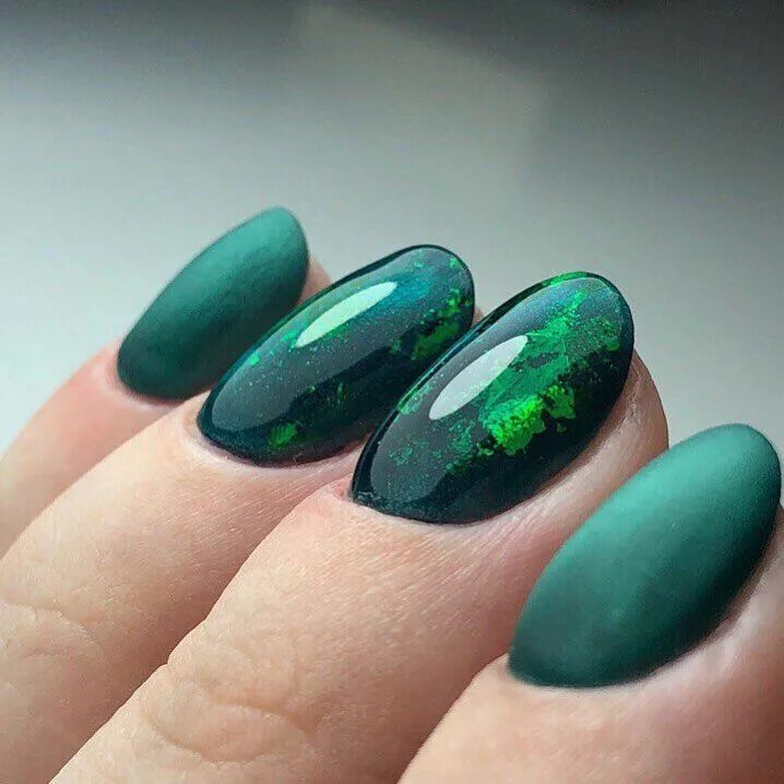 маникюр зеленый. зеленый маникюр 2022-2023. маникюр зеленый. шеллак 2022 зеленый. маникюр на короткие ногти зеленые тона.