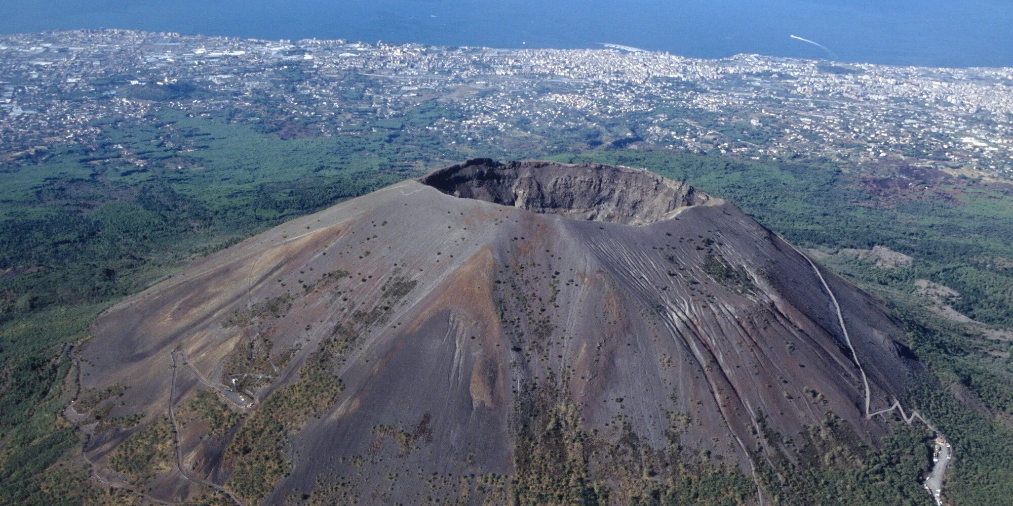 Mt vesuvius. Вулкан Везувий в Италии. Гора Везувий. Потухший вулкан Везувий. Кратер вулкана Везувий.