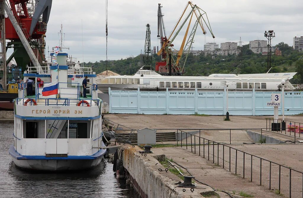 Речной порт прогулочные рейсы. Речной порт ульяновск теплоход. прогулочный теплоход ульяновск.