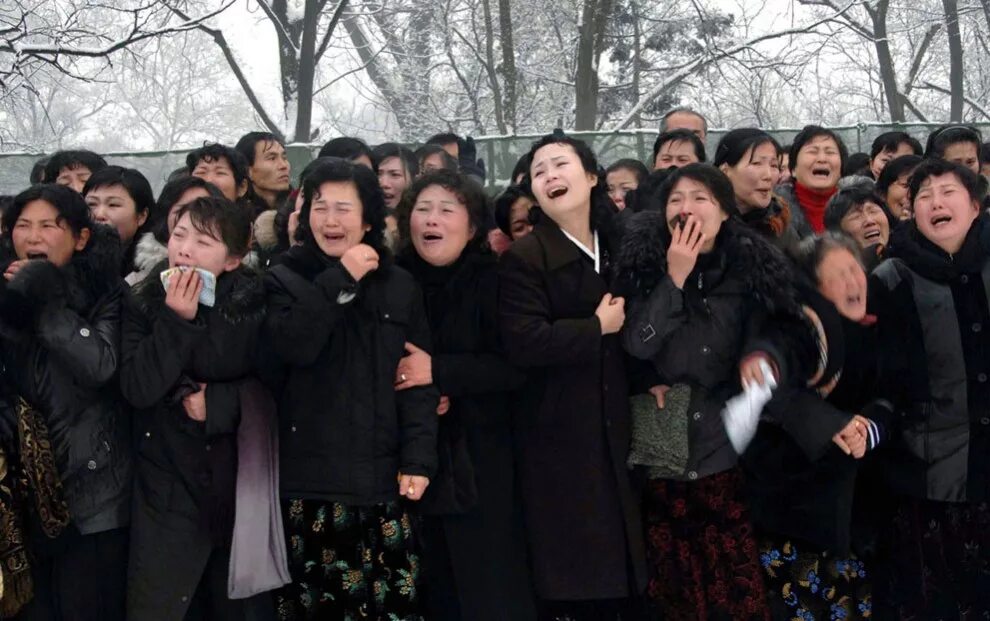 Толпа плачет. Обрушение школы в беляевке оренбургской области. Разочарованная толпа. Плачущая толпа. Плачущая толпа девушек.