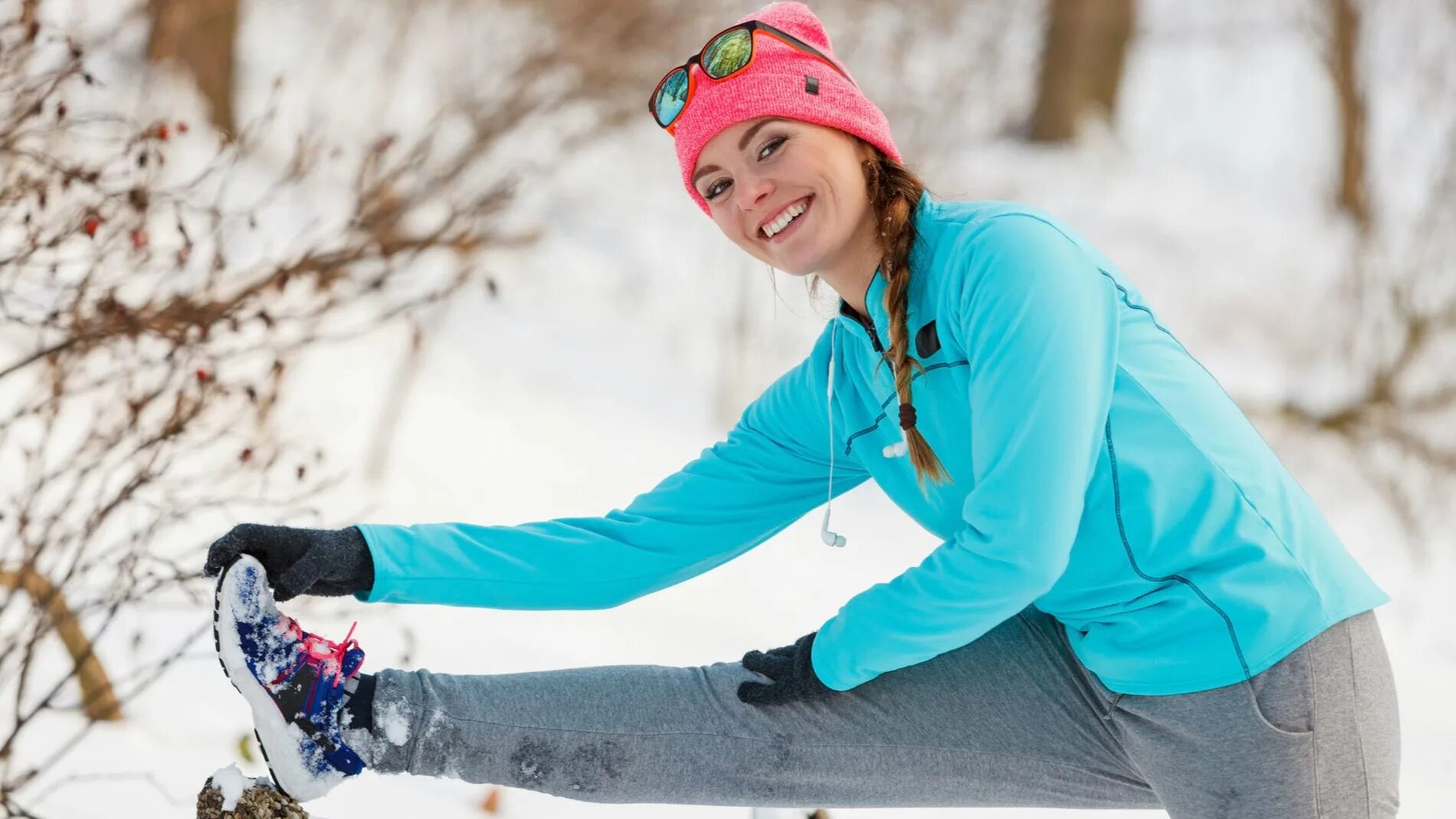 Do sport the winter. Зима спорт. Фитнес зимой. Люди занимаются спортом зимой. Девушка занимается спортом зимой.