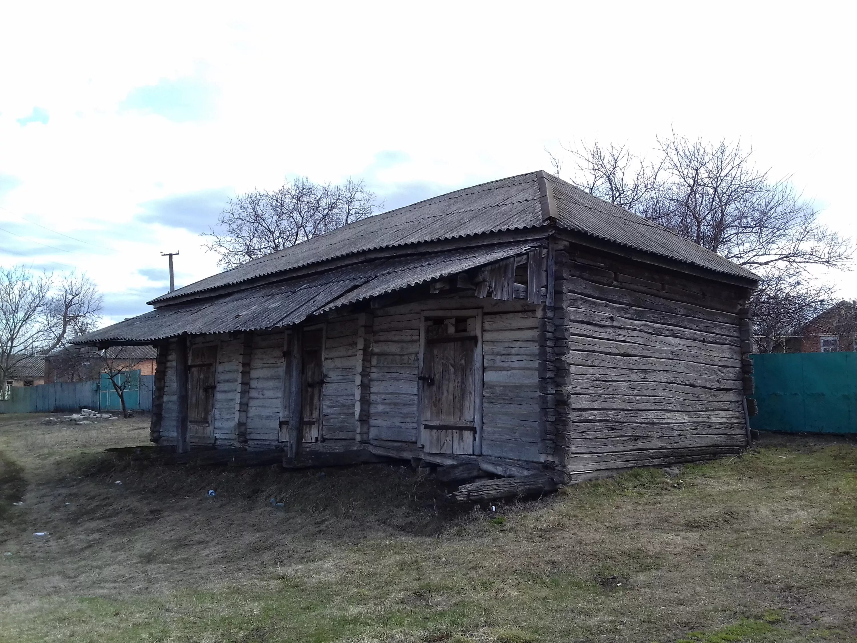 Амбар на руси. Село учма угличский район. Амбар днр. Шевченково зерновой амбар. Амбар ханты.