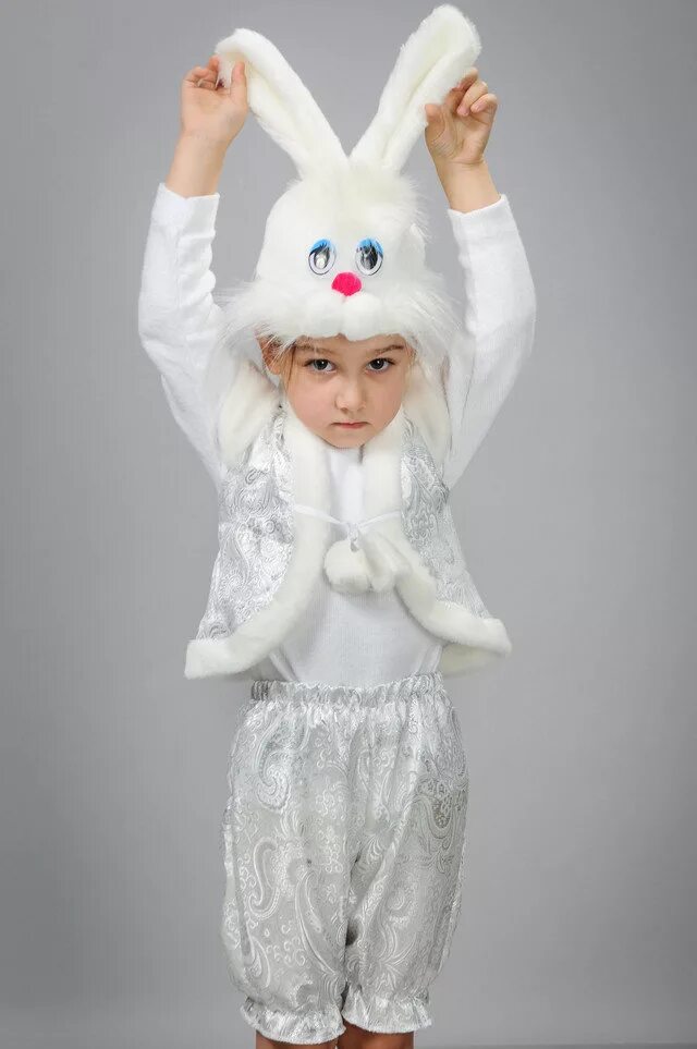 Костюм зайчика новый год. Костюм зайчик белый Карнавалия. Карнавальный костюм Зайка Карнавалия. Шапочка "зайчик белый" п4019. Костюм зайчика для мальчика.