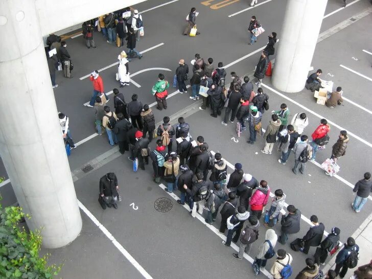 Queue up. Японцы в очереди. очереди в японии. японская очередь. queue in japan.