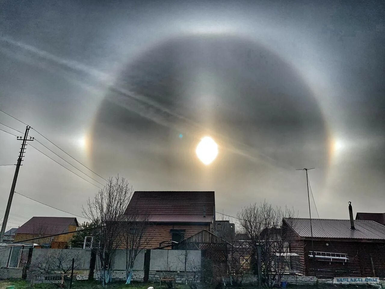 северное сияние солнечное гало. гало 12 и гало 22. погодное явление гало. эффект гало вокруг луны. солнечное гало.