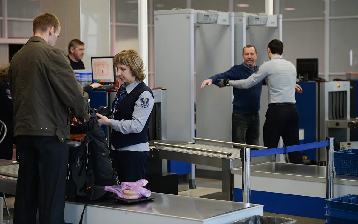 Досмотр вс. Досмотр в аэропорту внуково. служба безопасности аэропорта внуково. аэропорт домодедово служба авиационной безопасности. служба авиационной безопасности внуково аэропорт.