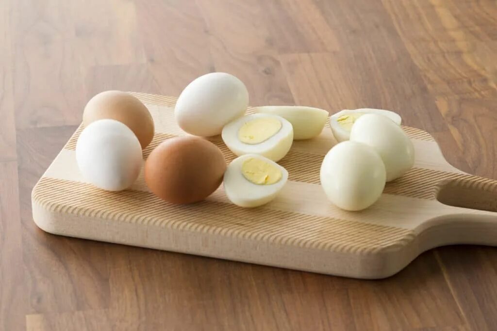 Eggs up. Яйца очищенные. Очистка яиц. Почистить яйца. Протертое яйцо.