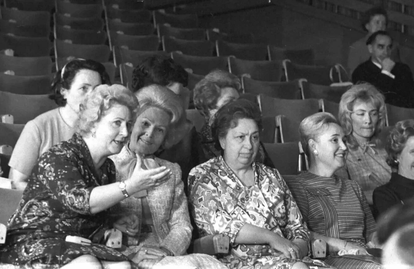 Брежнев и виктория петровна. Виктория петровна брежнева в молодости. Петровна брежнева. Жена брежнева леонида ильича. Жена брежнева леонида ильича.
