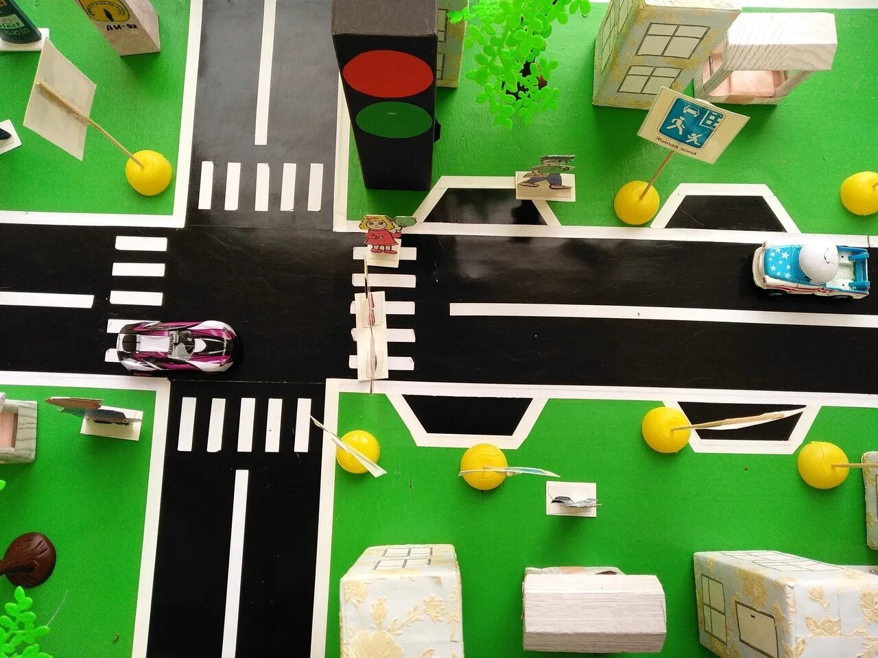 Макет дороги своими руками. Макет дорога в детский сад. Макет дорога в детский сад. Макет дороги в садик. Макет пдд для детского сада.