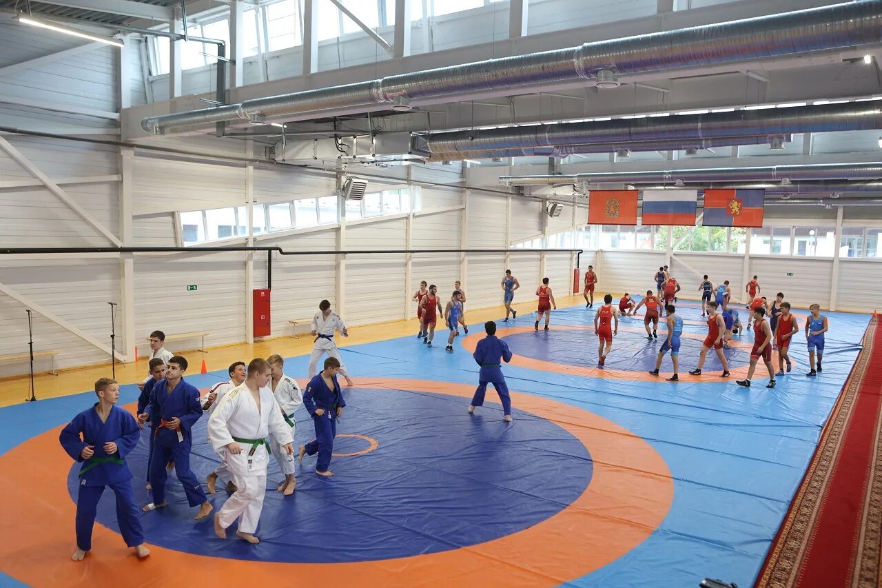 строящий борются