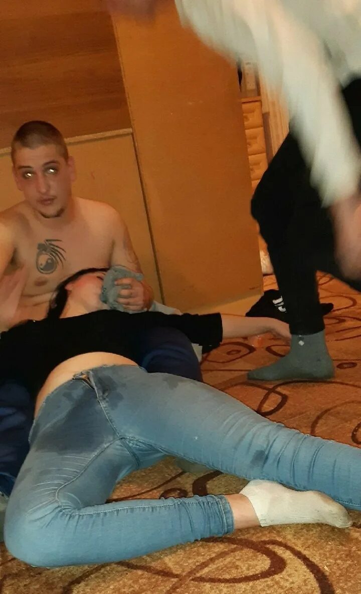 ксюша смирнова в клубе. несовершеннолетние без. драка школьников один на один. малолетних по кругу. избили и раздели девушку.