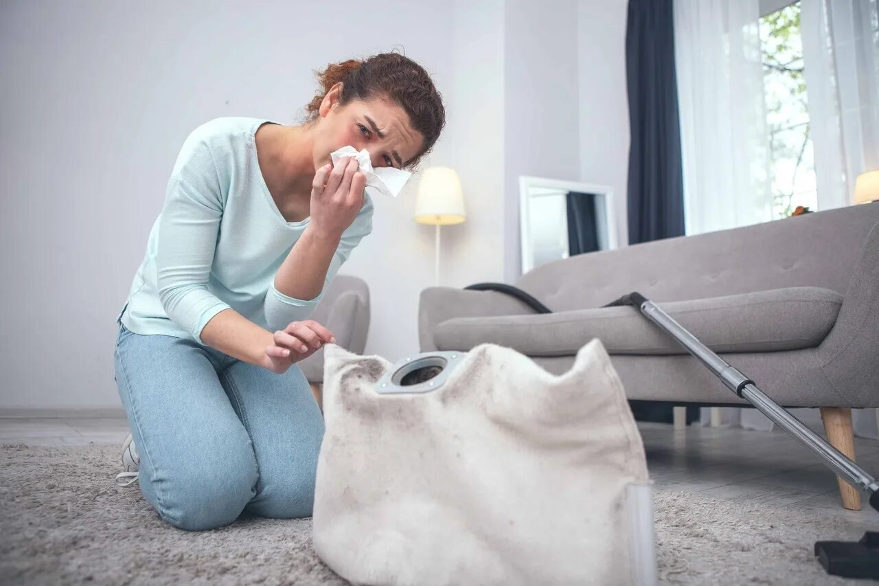 Мужчина наводит порядок в доме. Пыль в доме. Сдувает пыль. Пыль в доме. Старая комната.