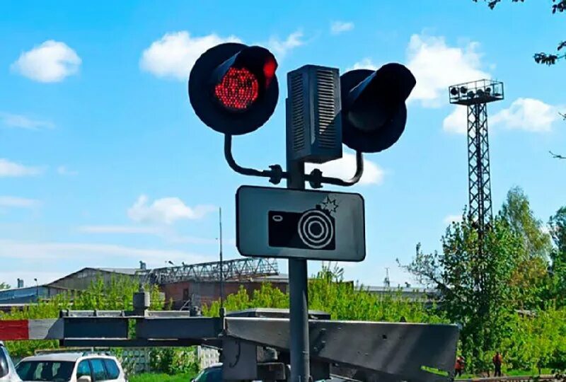 Семья в новой квартире. Шлагбаум железнодорожный. Переезд 31. Регулируемый жд переезд. Месячник внимание переезд.