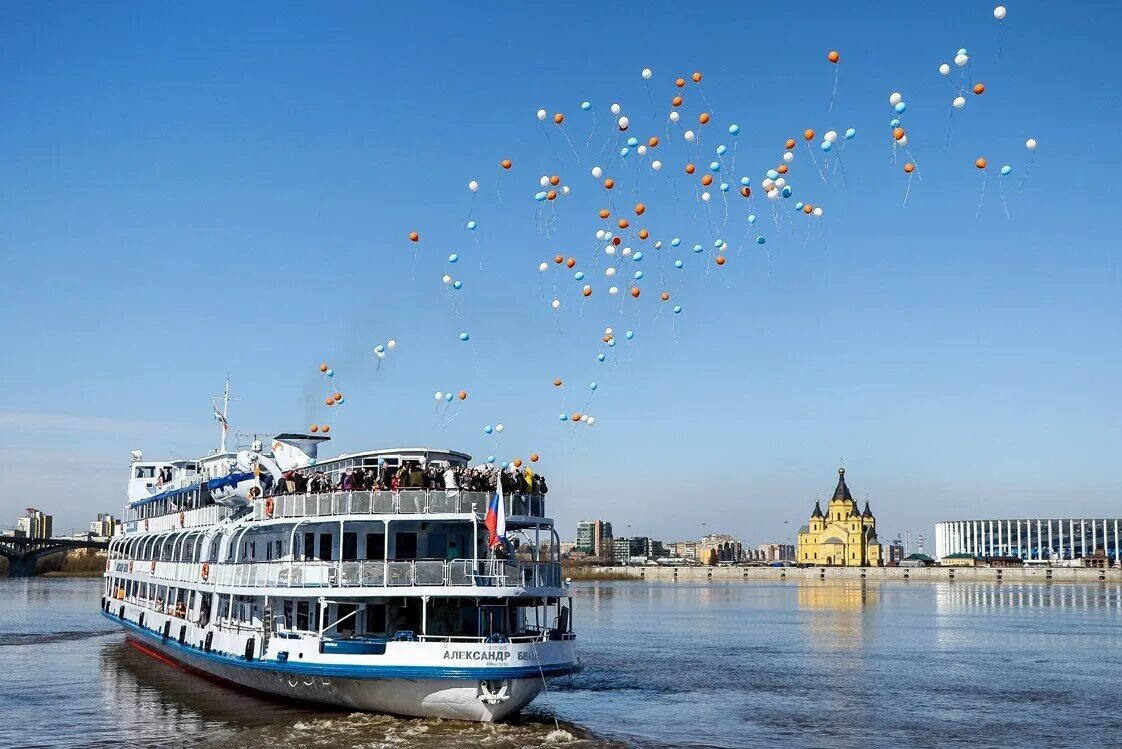 Новгород прогулка на теплоходе цена. Теплоход Нижний Новгород. Корабль Нижний Новгород водоход. Корабли на Волге Нижний Новгород. Прогулка на теплоходе Нижний Новгород.