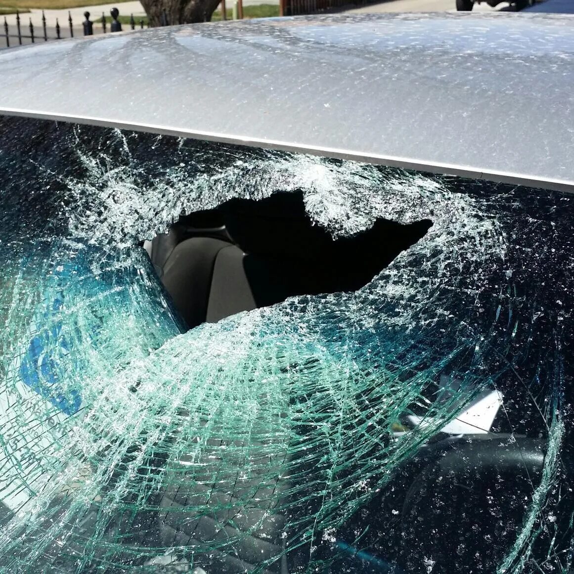 Разбитое лобовое стекло. Битое автомобильное стекло. Лобовое стекло машины. Разбитое автомобильное стекло.