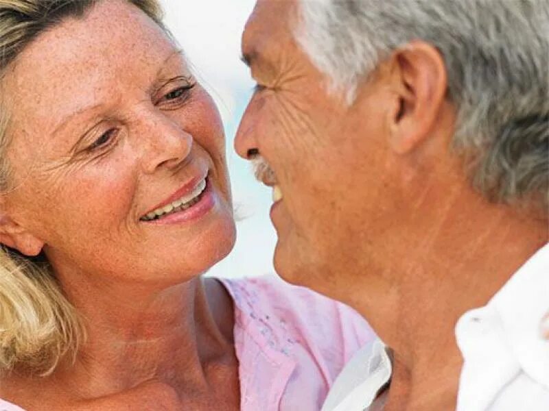 Женщина в возрасте расстроена. Уставшая женщина в возрасте. Климакс после 60 лет. Женщина в стрессе. Питание пожилых.