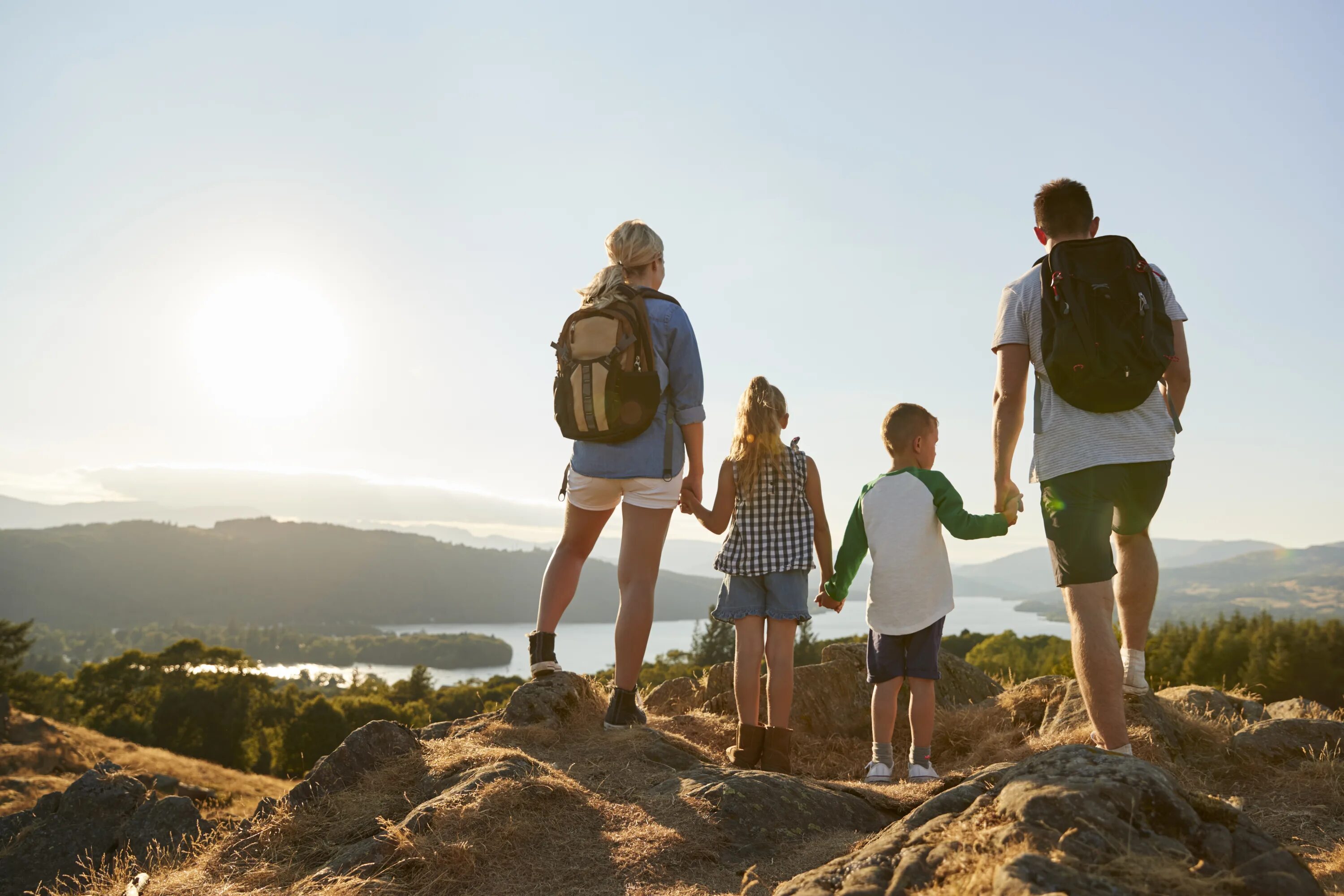 Friends family weekend. Путешествие с семьей. Семья в походе. Пешие прогулки в горах. Путешествия семьями с детьми.