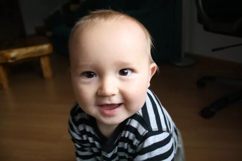 ребенок 10 месяцев желтый. ребенок 10 месяцев желтый. малыш желтый. идеи для фотосессии детей. ребенок 10 месяцев желтый.