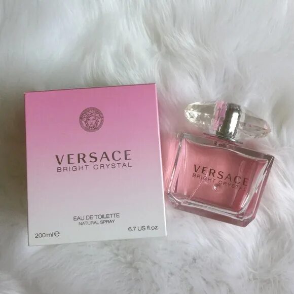 Цена версаче розовые духи. Versace Bright Crystal 200ml. Versace Bright Crystal 200 мл. Флакон Брайт Кристал Версаче. Духи Версаче в розовом флаконе.