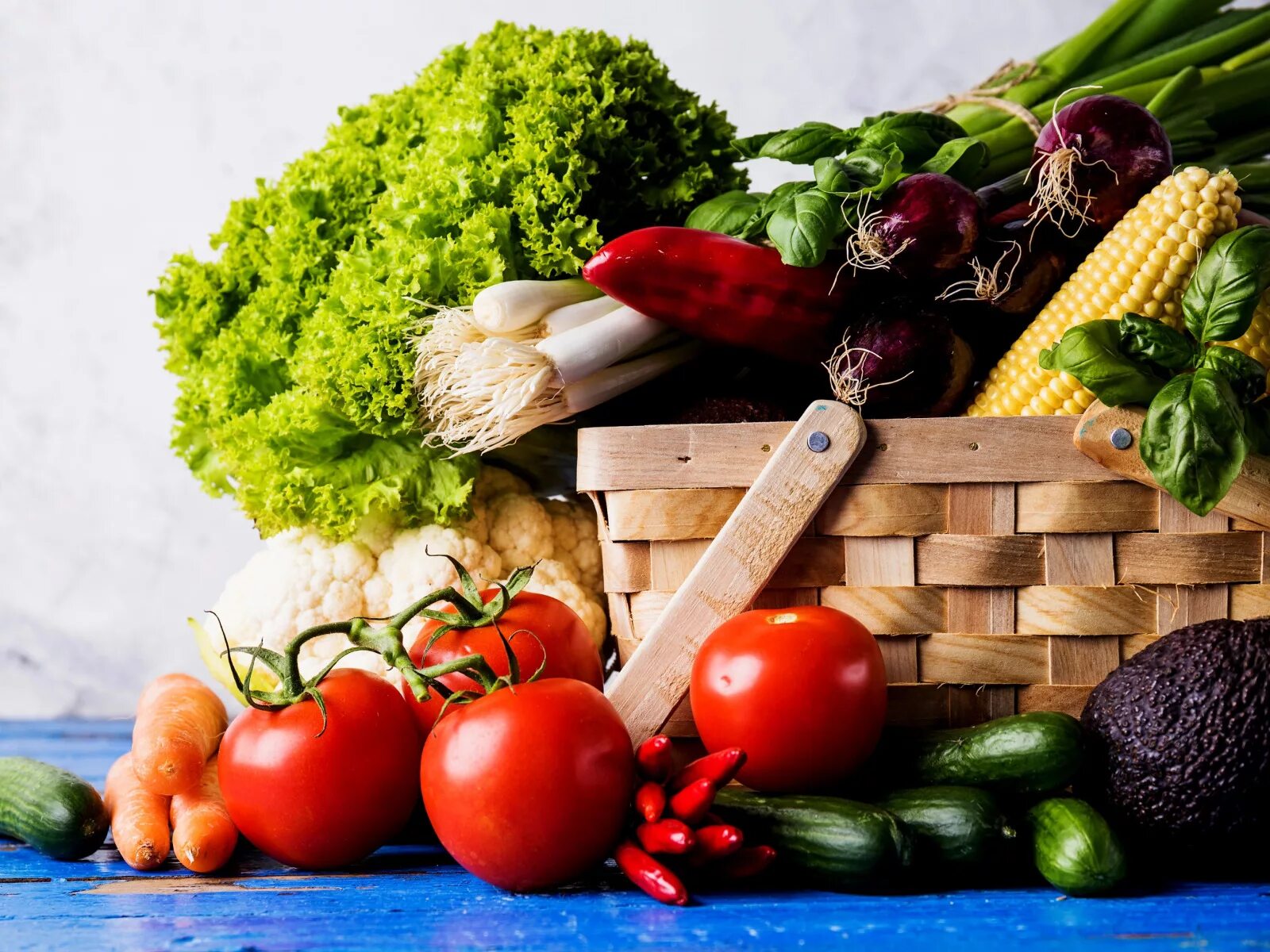 Cutting vegetables. Овощи и зелень. Корзина с овощами и фруктами. Овощи фон. Стол с овощами и зеленью.