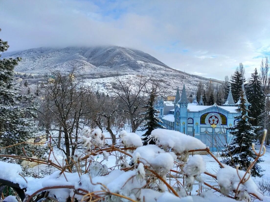 Гора Машук в Пятигорске. Пятигорск Минеральные воды зимой. Курорты Кавказа Пятигорск. Кавказские Минеральные воды Ессентуки зимой. Минеральные воды декабрь